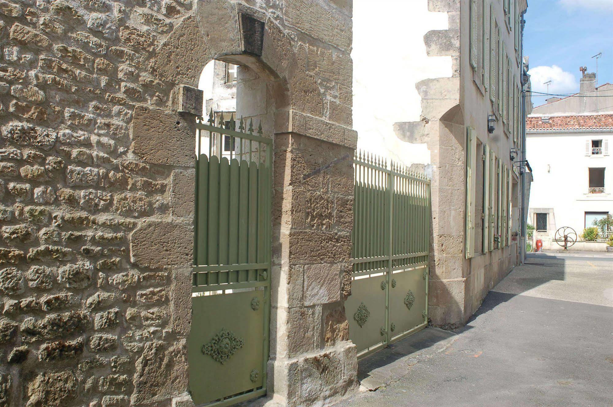 Hôtel du Donjon Aulnay (Charente-Maritime) Exterior foto
