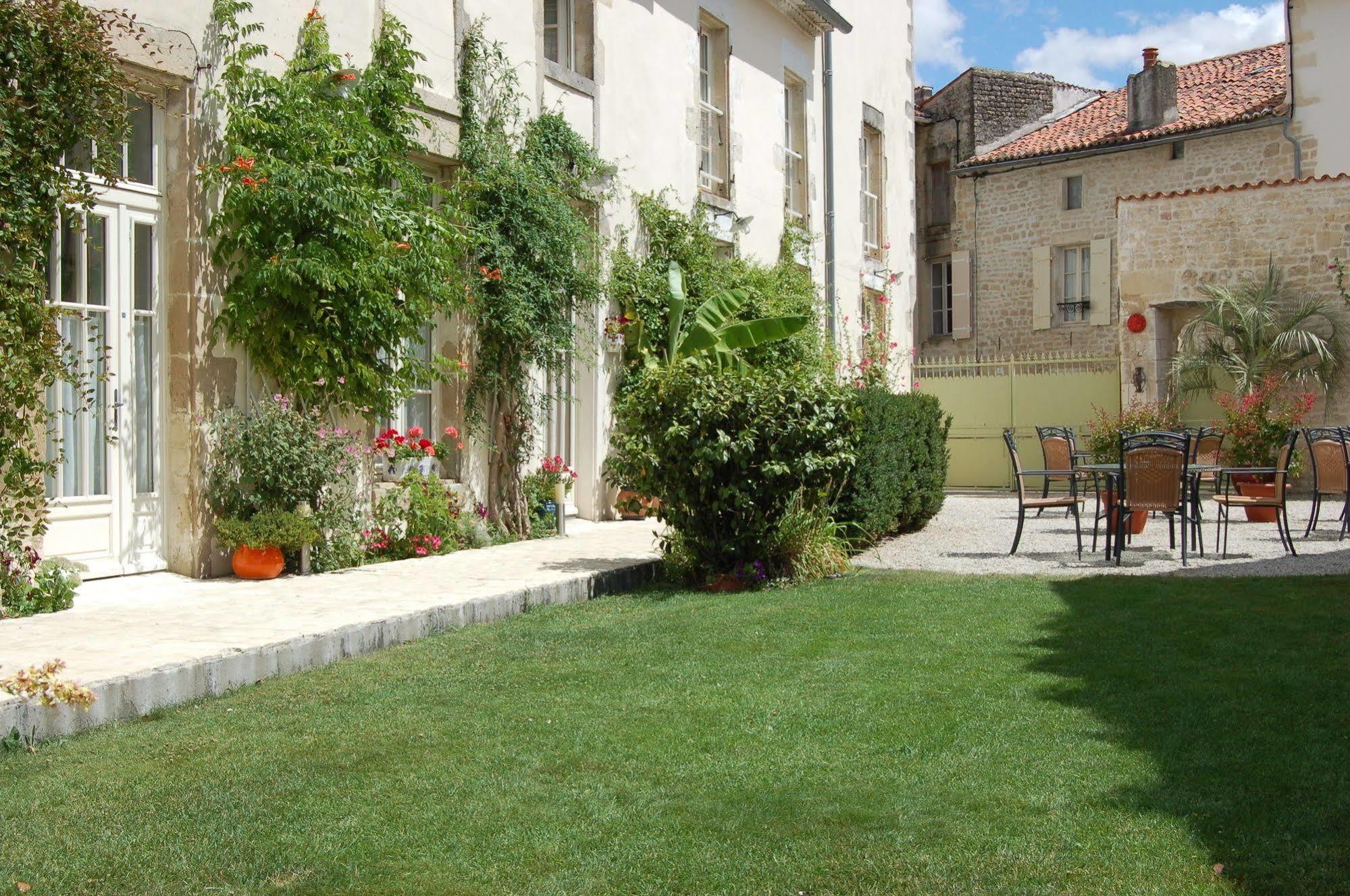 Hôtel du Donjon Aulnay (Charente-Maritime) Exterior foto