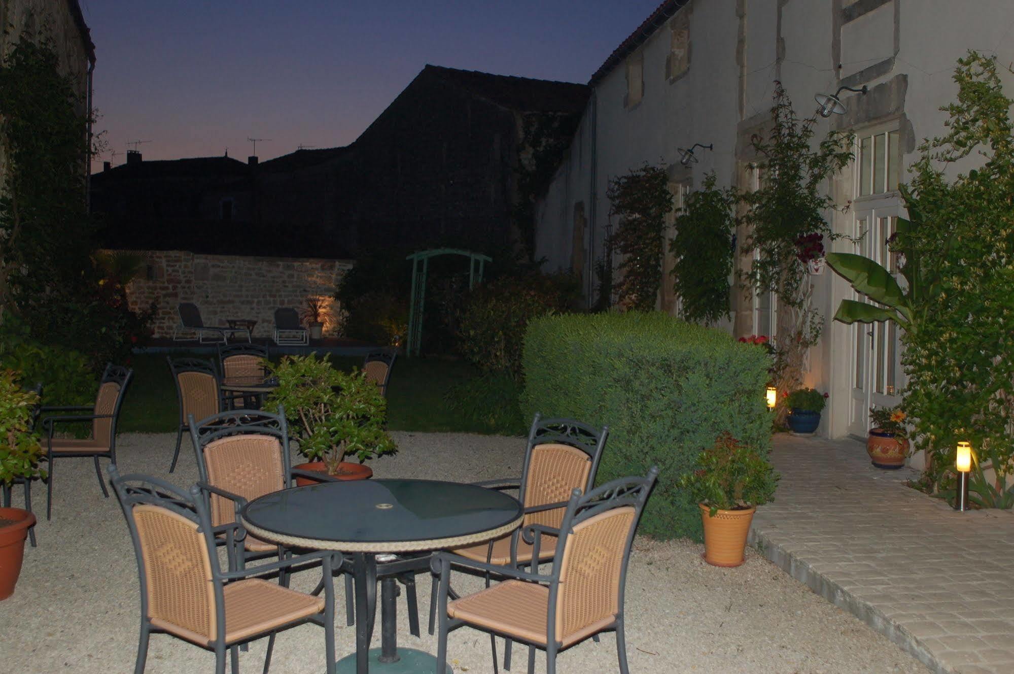 Hôtel du Donjon Aulnay (Charente-Maritime) Exterior foto